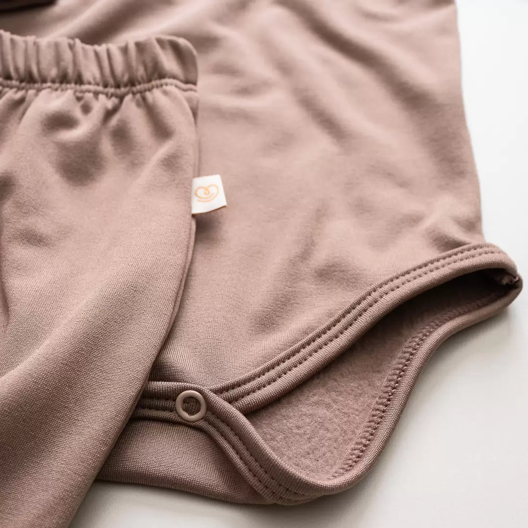 enxoval para bebê, lista de enxoval maternidade, dicas de maternidade, mamãe de primeira viagem, recém-nascido, puerpério, amamentação, dúvidas sobre maternidade, gravidez, parto, cesárea, parto natural, dicas para o sono do bebê, primeiros passos do bebê, macacão infantil, macacão bebê, malha 100% algodão, verão, primavera verão, baby, site confiável, peças infantis, moda infantil, roupa de criança, conjunto body manga curta infantil, unissex, Le Coeur, minimalista, roupas de bebê, roupas infantis, moda bebê, roupas para recém-nascido, loja de bebê online, conjuntos de bebê, roupa de bebê a preço acessível, roupas de bebê em promoção, roupas de bebê para o verão, conjuntos de roupas de bebê, roupas de bebê meia estação, roupa que cresce junto com o bebê, calça para bebê, macacão para bebê, camiseta bebê, roupas de bebê fáceis de trocar, body bebê, calça bebê, macacão com pezinho, saída de maternidade, roupa de bebê para sair da maternidade, roupa para neném, peças para neném maternidade, sapatinho de bebê, mantinha de bebê, roupa de bebê menino, roupa de bebê menina, touca para bebê, gorro para bebê, peças para aquecer o bebê, inverno, roupas de inverno para bebê, kit maternidade, enxoval bebê completo, kit body e calça bebê, kit saída de maternidade, kit roupas de recém-nascido, calça bebê suedine algodão, roupa de bebê confortável, enxoval bebê, roupas infantis, roupas para bebês preço, calça bebê, roupas personalizadas, roupas de maternidade, roupas de bebê confortáveis, calça de bebê unissex, ideias para mesversário, dicas de amamentação, quarto de bebê, decoração para quarto de bebê, malha leve e respirável, feito em algodão, confortável, maciez, moderna e estilosa, peças meia estação, enxoval completo para bebê, o que levar na mala da maternidade, lista enxoval maternidade atualizada, enxoval prático para recém-nascido, itens essenciais do enxoval, enxoval para mamãe e bebê, bolsa maternidade organizada, maternidade real, maternidade leve, maternidade na prática, dicas para mamães de primeira viagem, cuidados com o bebê recém-nascido, o que comprar antes do nascimento, roupinhas para maternidade, enxoval minimalista, enxoval sustentável para bebê, roupas fresquinhas para bebê, moda bebê verão, roupa leve para dias quentes, conjuntinho de verão bebê, roupas de bebê respiráveis, tecidos leves para o calor, roupas de bebê para meia-estação, looks de verão para bebê, conforto térmico para o bebê, roupa de bebê para clima quente, kit verão bebê, looks básicos de verão, roupas de bebê para passear, roupas de bebê para o dia a dia, roupas de bebê 100% algodão, algodão macio para bebê, roupas de bebê hipoalergênicas, tecidos naturais para bebê, roupas sem poliéster, malha respirável para bebê, roupas seguras para a pele do bebê, conforto e maciez para o bebê, roupas que não irritam a pele, roupas duráveis e confortáveis, roupas que acompanham o crescimento, qualidade premium infantil, roupas com toque suave, body de algodão para bebê, body manga curta bebê verão, calça bebê algodão, macacão leve para recém-nascido, conjunto bebê minimalista, roupas básicas para bebê, roupas neutras unissex, roupinhas para bebê menino e menina, kit body e calça bebê, kit roupas para recém-nascido, saída maternidade algodão, roupas práticas para trocar, roupas para o enxoval do bebê, roupas para dormir o bebê, pijaminha bebê, roupa para o bebê dormir confortável, amor em cada detalhe, feito com carinho para o bebê, cada fase com conforto, roupas para momentos especiais, estilo minimalista infantil, conforto que abraça, roupas que acompanham o crescimento, moda infantil afetiva, roupas pensadas para o dia a dia da mamãe.