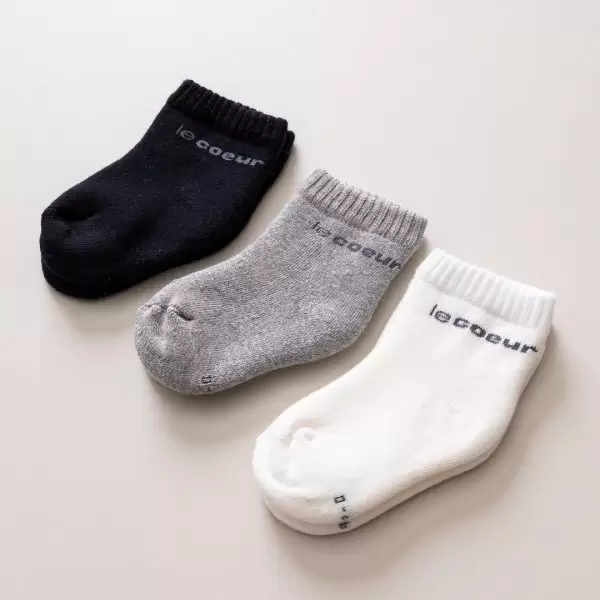 meia quentinha peluciada kit com 3 pares mescla preto e off white confortavel neutro unissex le coeur outono inverno varejo minimalista estiloso basico pratico facil moda bebe baby