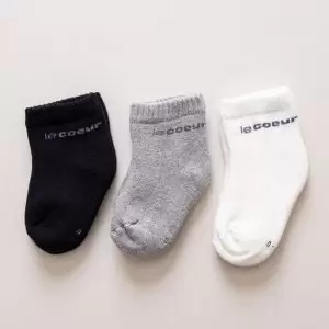 meia quentinha peluciada kit com 3 pares mescla preto e off white confortavel neutro unissex le coeur outono inverno varejo minimalista estiloso basico pratico facil moda bebe baby