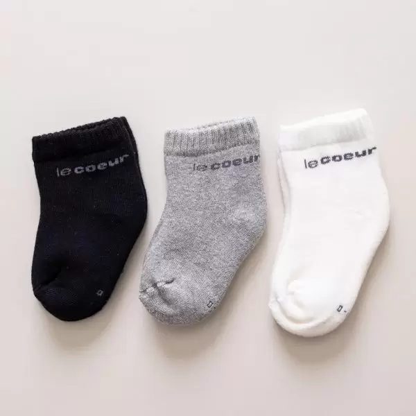 meia quentinha peluciada kit com 3 pares mescla preto e off white confortavel neutro unissex le coeur outono inverno varejo minimalista estiloso basico pratico facil moda bebe baby