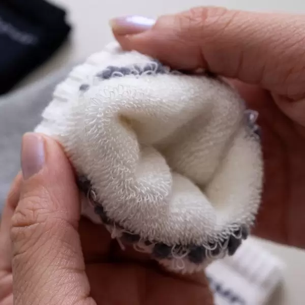 meia quentinha peluciada kit com 3 pares mescla preto e off white confortavel neutro unissex le coeur outono inverno varejo minimalista estiloso basico pratico facil moda bebe baby