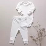 enxoval para bebe lista de enxoval maternidade dicas de maternidade mamae de primeira viagem recem nasciso puerperio amamentacao duvidas sobre maternidade gravidez parto cesaria parto natural dicas para o sono do bebe dicas de amamentacao primeiros passos do bebe macacão infantil, macacão bebe, malha 100% algodão, verão, baby, site confiável, primavera verão, peças infantis, moda infantil, roupa de criança, conjunto body manga curta infantil, unissex, le coeur, minimalista, Roupas de bebê, Roupas infantis, Moda bebê, Roupas para recém-nascido, loja de bebê online, Conjuntos de bebê, Roupa de bebê a preço acessível, Roupas de bebê em promoção, Roupas de bebê para o verão, Conjuntos de roupas de bebê, Roupas de bebê meia estação, Roupa que cresce junto com o bebê, calça para bebê, Macacão para bebê Camiseta bebê, Roupas de bebê Fáceis de trocar, Body bebê, Calça bebê, macacão com pezinho, Saída de maternidade, Roupa de bebê para sair da maternidade, Roupa para neném, Peças para neném maternidade sapatinho de bebe mantinha de bebe roupa de bebe menino roupa de bebe menina touca para bebe gorro para bebe pecas para aquecer o bebe inverno roupas de inverno para bebe Kit maternidade enxoval bebe completo kit bodyv e calça bebe kit saida de maternidade kit roupas de recem nascido calça bebe suedine algodao roupa de bebe confortavel enxoval bebe roupas infantis roupas para bebes preço calça bebe roupas personalizadas roupas de maternidade roupa de bebe confortaveis calça de bebe unissex