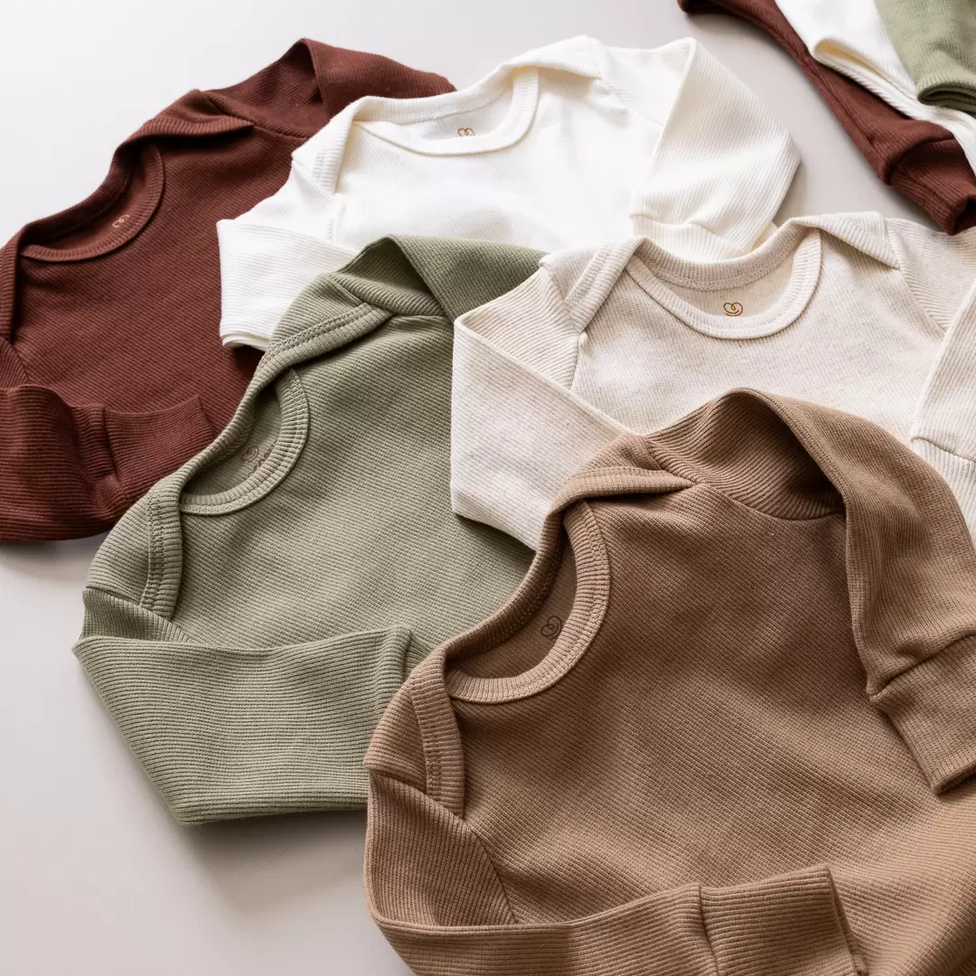 enxoval para bebe lista de enxoval maternidade dicas de maternidade mamae de primeira viagem recem nasciso puerperio amamentacao duvidas sobre maternidade gravidez parto cesaria parto natural dicas para o sono do bebe dicas de amamentacao primeiros passos do bebe macacão infantil, macacão bebe, malha 100% algodão, verão, baby, site confiável, primavera verão, peças infantis, moda infantil, roupa de criança, conjunto body manga curta infantil, unissex, le coeur, minimalista, Roupas de bebê, Roupas infantis, Moda bebê, Roupas para recém-nascido, loja de bebê online, Conjuntos de bebê, Roupa de bebê a preço acessível, Roupas de bebê em promoção, Roupas de bebê para o verão, Conjuntos de roupas de bebê, Roupas de bebê meia estação, Roupa que cresce junto com o bebê, calça para bebê, Macacão para bebê Camiseta bebê, Roupas de bebê Fáceis de trocar, Body bebê, Calça bebê, macacão com pezinho, Saída de maternidade, Roupa de bebê para sair da maternidade, Roupa para neném, Peças para neném maternidade sapatinho de bebe mantinha de bebe roupa de bebe menino roupa de bebe menina touca para bebe gorro para bebe pecas para aquecer o bebe inverno roupas de inverno para bebe Kit maternidade enxoval bebe completo kit bodyv e calça bebe kit saida de maternidade kit roupas de recem nascido