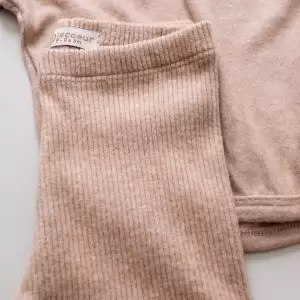 enxoval para bebe lista de enxoval maternidade dicas de maternidade mamae de primeira viagem recem nasciso puerperio amamentacao duvidas sobre maternidade gravidez parto cesaria parto natural dicas para o sono do bebe dicas de amamentacao primeiros passos do bebe macacão infantil, macacão bebe, malha 100% algodão, verão, baby, site confiável, primavera verão, peças infantis, moda infantil, roupa de criança, conjunto body manga curta infantil, unissex, le coeur, minimalista, Roupas de bebê, Roupas infantis, Moda bebê, Roupas para recém-nascido, loja de bebê online, Conjuntos de bebê, Roupa de bebê a preço acessível, Roupas de bebê em promoção, Roupas de bebê para o verão, Conjuntos de roupas de bebê, Roupas de bebê meia estação, Roupa que cresce junto com o bebê, calça para bebê, Macacão para bebê Camiseta bebê, Roupas de bebê Fáceis de trocar, Body bebê, Calça bebê, macacão com pezinho, Saída de maternidade, Roupa de bebê para sair da maternidade, Roupa para neném, Peças para neném maternidade sapatinho de bebe mantinha de bebe roupa de bebe menino roupa de bebe menina touca para bebe gorro para bebe pecas para aquecer o bebe inverno roupas de inverno para bebe Kit maternidade enxoval bebe completo kit bodyv e calça bebe kit saida de maternidade kit roupas de recem nascido calça bebe suedine algodao roupa de bebe confortavel enxoval bebe roupas infantis roupas para bebes preço calça bebe roupas personalizadas roupas de maternidade roupa de bebe confortaveis calça de bebe unissex