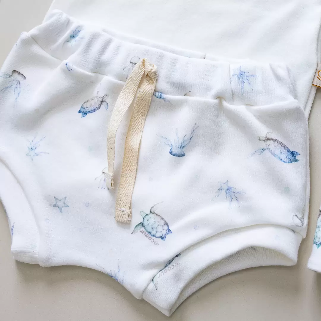 looks para bebe roupas de verao para bebe roupinhas fresquinhas para bebes 100 algodao malha algodao malha antialergica malha ecologica enxoval para bebe lista de enxoval maternidade dicas de maternidade mamae de primeira viagem recem nasciso puerperio amamentacao duvidas sobre maternidade gravidez parto cesaria parto natural dicas para o sono do bebe dicas de amamentacao primeiros passos do bebe macacão infantil, macacão bebe, malha 100% algodão, verão, baby, site confiável, primavera verão, peças infantis, moda infantil, roupa de criança, conjunto body manga curta infantil, unissex, le coeur, minimalista, Roupas de bebê, Roupas infantis, Moda bebê, Roupas para recém-nascido, loja de bebê online, Conjuntos de bebê, Roupa de bebê a preço acessível, Roupas de bebê em promoção, Roupas de bebê para o verão, Conjuntos de roupas de bebê, Roupas de bebê meia estação, Roupa que cresce junto com o bebê, calça para bebê, Macacão para bebê Camiseta bebê, Roupas de bebê Fáceis de trocar, Body bebê, Calça bebê, macacão com pezinho, Saída de maternidade, Roupa de bebê para sair da maternidade, Roupa para neném, Peças para neném maternidade sapatinho de bebe mantinha de bebe roupa de bebe menino roupa de bebe menina touca para bebe gorro para bebe pecas para aquecer o bebe inverno roupas de inverno para bebe Kit maternidade enxoval bebe completo kit bodyv e calça bebe kit saida de maternidade kit roupas de recem nascido calça bebe suedine algodao roupa de bebe confortavel enxoval bebe roupas infantis roupas para bebes preço calça bebe roupas personalizadas roupas de maternidade roupa de bebe confortaveis calça de bebe unissex