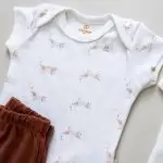 looks para bebe roupas de verao para bebe roupinhas fresquinhas para bebes 100 algodao malha algodao malha antialergica malha ecologica enxoval para bebe lista de enxoval maternidade dicas de maternidade mamae de primeira viagem recem nasciso puerperio amamentacao duvidas sobre maternidade gravidez parto cesaria parto natural dicas para o sono do bebe dicas de amamentacao primeiros passos do bebe macacão infantil, macacão bebe, malha 100% algodão, verão, baby, site confiável, primavera verão, peças infantis, moda infantil, roupa de criança, conjunto body manga curta infantil, unissex, le coeur, minimalista, Roupas de bebê, Roupas infantis, Moda bebê, Roupas para recém-nascido, loja de bebê online, Conjuntos de bebê, Roupa de bebê a preço acessível, Roupas de bebê em promoção, Roupas de bebê para o verão, Conjuntos de roupas de bebê, Roupas de bebê meia estação, Roupa que cresce junto com o bebê, calça para bebê, Macacão para bebê Camiseta bebê, Roupas de bebê Fáceis de trocar, Body bebê, Calça bebê, macacão com pezinho, Saída de maternidade, Roupa de bebê para sair da maternidade, Roupa para neném, Peças para neném maternidade sapatinho de bebe mantinha de bebe roupa de bebe menino roupa de bebe menina touca para bebe gorro para bebe pecas para aquecer o bebe inverno roupas de inverno para bebe Kit maternidade enxoval bebe completo kit bodyv e calça bebe kit saida de maternidade kit roupas de recem nascido calça bebe suedine algodao roupa de bebe confortavel enxoval bebe roupas infantis roupas para bebes preço calça bebe roupas personalizadas roupas de maternidade roupa de bebe confortaveis calça de bebe unissex