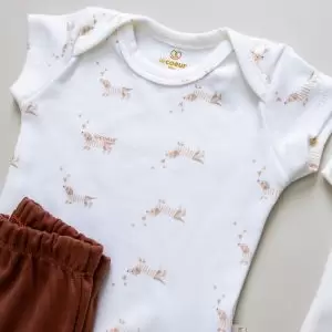 looks para bebe roupas de verao para bebe roupinhas fresquinhas para bebes 100 algodao malha algodao malha antialergica malha ecologica enxoval para bebe lista de enxoval maternidade dicas de maternidade mamae de primeira viagem recem nasciso puerperio amamentacao duvidas sobre maternidade gravidez parto cesaria parto natural dicas para o sono do bebe dicas de amamentacao primeiros passos do bebe macacão infantil, macacão bebe, malha 100% algodão, verão, baby, site confiável, primavera verão, peças infantis, moda infantil, roupa de criança, conjunto body manga curta infantil, unissex, le coeur, minimalista, Roupas de bebê, Roupas infantis, Moda bebê, Roupas para recém-nascido, loja de bebê online, Conjuntos de bebê, Roupa de bebê a preço acessível, Roupas de bebê em promoção, Roupas de bebê para o verão, Conjuntos de roupas de bebê, Roupas de bebê meia estação, Roupa que cresce junto com o bebê, calça para bebê, Macacão para bebê Camiseta bebê, Roupas de bebê Fáceis de trocar, Body bebê, Calça bebê, macacão com pezinho, Saída de maternidade, Roupa de bebê para sair da maternidade, Roupa para neném, Peças para neném maternidade sapatinho de bebe mantinha de bebe roupa de bebe menino roupa de bebe menina touca para bebe gorro para bebe pecas para aquecer o bebe inverno roupas de inverno para bebe Kit maternidade enxoval bebe completo kit bodyv e calça bebe kit saida de maternidade kit roupas de recem nascido calça bebe suedine algodao roupa de bebe confortavel enxoval bebe roupas infantis roupas para bebes preço calça bebe roupas personalizadas roupas de maternidade roupa de bebe confortaveis calça de bebe unissex