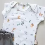 enxoval para bebe lista de enxoval maternidade dicas de maternidade mamae de primeira viagem recem nasciso puerperio amamentacao duvidas sobre maternidade gravidez parto cesaria parto natural dicas para o sono do bebe dicas de amamentacao primeiros passos do bebe macacão infantil, macacão bebe, malha 100% algodão, verão, baby, site confiável, primavera verão, peças infantis, moda infantil, roupa de criança, conjunto body manga curta infantil, unissex, le coeur, minimalista, Roupas de bebê, Roupas infantis, Moda bebê, Roupas para recém-nascido, loja de bebê online, Conjuntos de bebê, Roupa de bebê a preço acessível, Roupas de bebê em promoção, Roupas de bebê para o verão, Conjuntos de roupas de bebê, Roupas de bebê meia estação, Roupa que cresce junto com o bebê, calça para bebê, Macacão para bebê Camiseta bebê, Roupas de bebê Fáceis de trocar, Body bebê, Calça bebê, macacão com pezinho, Saída de maternidade, Roupa de bebê para sair da maternidade, Roupa para neném, Peças para neném maternidade sapatinho de bebe mantinha de bebe roupa de bebe menino roupa de bebe menina touca para bebe gorro para bebe pecas para aquecer o bebe inverno roupas de inverno para bebe Kit maternidade enxoval bebe completo kit bodyv e calça bebe kit saida de maternidade kit roupas de recem nascido calça bebe suedine algodao roupa de bebe confortavel enxoval bebe roupas infantis roupas para bebes preço calça bebe roupas personalizadas roupas de maternidade roupa de bebe confortaveis calça de bebe unissex