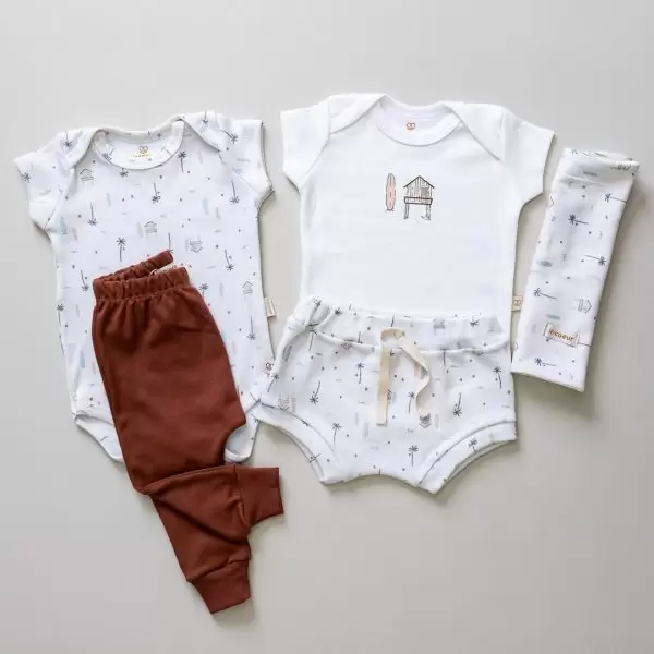 kit body bebê algodão kit body algodao amamentacao como regular o sono do bebe menino menina unissex site seguro para comprar lista de enxoval looks para bebe roupas de verao para bebe roupinhas fresquinhas para bebes 100 algodao malha algodao malha antialergica malha ecologica enxoval para bebe lista de enxoval maternidade dicas de maternidade mamae de primeira viagem recem nasciso puerperio amamentacao duvidas sobre maternidade gravidez parto cesaria parto natural dicas para o sono do bebe dicas de amamentacao primeiros passos do bebe macacão infantil, macacão bebe, malha 100% algodão, verão, baby, site confiável, primavera verão, peças infantis, moda infantil, roupa de criança, conjunto body manga curta infantil, unissex, le coeur, minimalista, Roupas de bebê, Roupas infantis, Moda bebê, Roupas para recém-nascido, loja de bebê online, Conjuntos de bebê, Roupa de bebê a preço acessível, Roupas de bebê em promoção, Roupas de bebê para o verão, Conjuntos de roupas de bebê, Roupas de bebê meia estação, Roupa que cresce junto com o bebê, calça para bebê, Macacão para bebê Camiseta bebê, Roupas de bebê Fáceis de trocar, Body bebê, Calça bebê, macacão com pezinho, Saída de maternidade, Roupa de bebê para sair da maternidade, Roupa para neném, Peças para neném maternidade sapatinho de bebe mantinha de bebe roupa de bebe menino roupa de bebe menina touca para bebe gorro para bebe pecas para aquecer o bebe inverno roupas de inverno para bebe Kit maternidade enxoval bebe completo kit bodyv e calça bebe kit saida de maternidade kit roupas de recem nascido calça bebe suedine algodao roupa de bebe confortavel enxoval bebe roupas infantis roupas para bebes preço calça bebe roupas personalizadas roupas de maternidade roupa de bebe confortaveis calça de bebe unissex