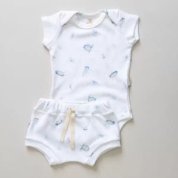 looks para bebe roupas de verao para bebe roupinhas fresquinhas para bebes 100 algodao malha algodao malha antialergica malha ecologica enxoval para bebe lista de enxoval maternidade dicas de maternidade mamae de primeira viagem recem nasciso puerperio amamentacao duvidas sobre maternidade gravidez parto cesaria parto natural dicas para o sono do bebe dicas de amamentacao primeiros passos do bebe macacão infantil, macacão bebe, malha 100% algodão, verão, baby, site confiável, primavera verão, peças infantis, moda infantil, roupa de criança, conjunto body manga curta infantil, unissex, le coeur, minimalista, Roupas de bebê, Roupas infantis, Moda bebê, Roupas para recém-nascido, loja de bebê online, Conjuntos de bebê, Roupa de bebê a preço acessível, Roupas de bebê em promoção, Roupas de bebê para o verão, Conjuntos de roupas de bebê, Roupas de bebê meia estação, Roupa que cresce junto com o bebê, calça para bebê, Macacão para bebê Camiseta bebê, Roupas de bebê Fáceis de trocar, Body bebê, Calça bebê, macacão com pezinho, Saída de maternidade, Roupa de bebê para sair da maternidade, Roupa para neném, Peças para neném maternidade sapatinho de bebe mantinha de bebe roupa de bebe menino roupa de bebe menina touca para bebe gorro para bebe pecas para aquecer o bebe inverno roupas de inverno para bebe Kit maternidade enxoval bebe completo kit bodyv e calça bebe kit saida de maternidade kit roupas de recem nascido calça bebe suedine algodao roupa de bebe confortavel enxoval bebe roupas infantis roupas para bebes preço calça bebe roupas personalizadas roupas de maternidade roupa de bebe confortaveis calça de bebe unissex