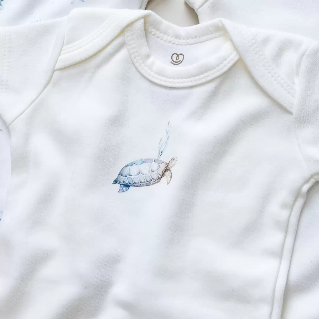 enxoval para bebe lista de enxoval maternidade dicas de maternidade mamae de primeira viagem recem nasciso puerperio amamentacao duvidas sobre maternidade gravidez parto cesaria parto natural dicas para o sono do bebe dicas de amamentacao primeiros passos do bebe macacão infantil, macacão bebe, malha 100% algodão, verão, baby, site confiável, primavera verão, peças infantis, moda infantil, roupa de criança, conjunto body manga curta infantil, unissex, le coeur, minimalista, Roupas de bebê, Roupas infantis, Moda bebê, Roupas para recém-nascido, loja de bebê online, Conjuntos de bebê, Roupa de bebê a preço acessível, Roupas de bebê em promoção, Roupas de bebê para o verão, Conjuntos de roupas de bebê, Roupas de bebê meia estação, Roupa que cresce junto com o bebê, calça para bebê, Macacão para bebê Camiseta bebê, Roupas de bebê Fáceis de trocar, Body bebê, Calça bebê, macacão com pezinho, Saída de maternidade, Roupa de bebê para sair da maternidade, Roupa para neném, Peças para neném maternidade sapatinho de bebe mantinha de bebe roupa de bebe menino roupa de bebe menina touca para bebe gorro para bebe pecas para aquecer o bebe inverno roupas de inverno para bebe Kit maternidade enxoval bebe completo kit bodyv e calça bebe kit saida de maternidade kit roupas de recem nascido calça bebe suedine algodao roupa de bebe confortavel enxoval bebe roupas infantis roupas para bebes preço calça bebe roupas personalizadas roupas de maternidade roupa de bebe confortaveis calça de bebe unissex