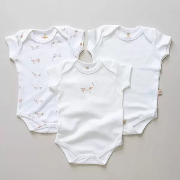 enxoval para bebe lista de enxoval maternidade dicas de maternidade mamae de primeira viagem recem nasciso puerperio amamentacao duvidas sobre maternidade gravidez parto cesaria parto natural dicas para o sono do bebe dicas de amamentacao primeiros passos do bebe macacão infantil, macacão bebe, malha 100% algodão, verão, baby, site confiável, primavera verão, peças infantis, moda infantil, roupa de criança, conjunto body manga curta infantil, unissex, le coeur, minimalista, Roupas de bebê, Roupas infantis, Moda bebê, Roupas para recém-nascido, loja de bebê online, Conjuntos de bebê, Roupa de bebê a preço acessível, Roupas de bebê em promoção, Roupas de bebê para o verão, Conjuntos de roupas de bebê, Roupas de bebê meia estação, Roupa que cresce junto com o bebê, calça para bebê, Macacão para bebê Camiseta bebê, Roupas de bebê Fáceis de trocar, Body bebê, Calça bebê, macacão com pezinho, Saída de maternidade, Roupa de bebê para sair da maternidade, Roupa para neném, Peças para neném maternidade sapatinho de bebe mantinha de bebe roupa de bebe menino roupa de bebe menina touca para bebe gorro para bebe pecas para aquecer o bebe inverno roupas de inverno para bebe Kit maternidade enxoval bebe completo kit bodyv e calça bebe kit saida de maternidade kit roupas de recem nascido calça bebe suedine algodao roupa de bebe confortavel enxoval bebe roupas infantis roupas para bebes preço calça bebe roupas personalizadas roupas de maternidade roupa de bebe confortaveis calça de bebe unissex