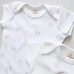 enxoval para bebe lista de enxoval maternidade dicas de maternidade mamae de primeira viagem recem nasciso puerperio amamentacao duvidas sobre maternidade gravidez parto cesaria parto natural dicas para o sono do bebe dicas de amamentacao primeiros passos do bebe macacão infantil, macacão bebe, malha 100% algodão, verão, baby, site confiável, primavera verão, peças infantis, moda infantil, roupa de criança, conjunto body manga curta infantil, unissex, le coeur, minimalista, Roupas de bebê, Roupas infantis, Moda bebê, Roupas para recém-nascido, loja de bebê online, Conjuntos de bebê, Roupa de bebê a preço acessível, Roupas de bebê em promoção, Roupas de bebê para o verão, Conjuntos de roupas de bebê, Roupas de bebê meia estação, Roupa que cresce junto com o bebê, calça para bebê, Macacão para bebê Camiseta bebê, Roupas de bebê Fáceis de trocar, Body bebê, Calça bebê, macacão com pezinho, Saída de maternidade, Roupa de bebê para sair da maternidade, Roupa para neném, Peças para neném maternidade sapatinho de bebe mantinha de bebe roupa de bebe menino roupa de bebe menina touca para bebe gorro para bebe pecas para aquecer o bebe inverno roupas de inverno para bebe Kit maternidade enxoval bebe completo kit bodyv e calça bebe kit saida de maternidade kit roupas de recem nascido calça bebe suedine algodao roupa de bebe confortavel enxoval bebe roupas infantis roupas para bebes preço calça bebe roupas personalizadas roupas de maternidade roupa de bebe confortaveis calça de bebe unissex