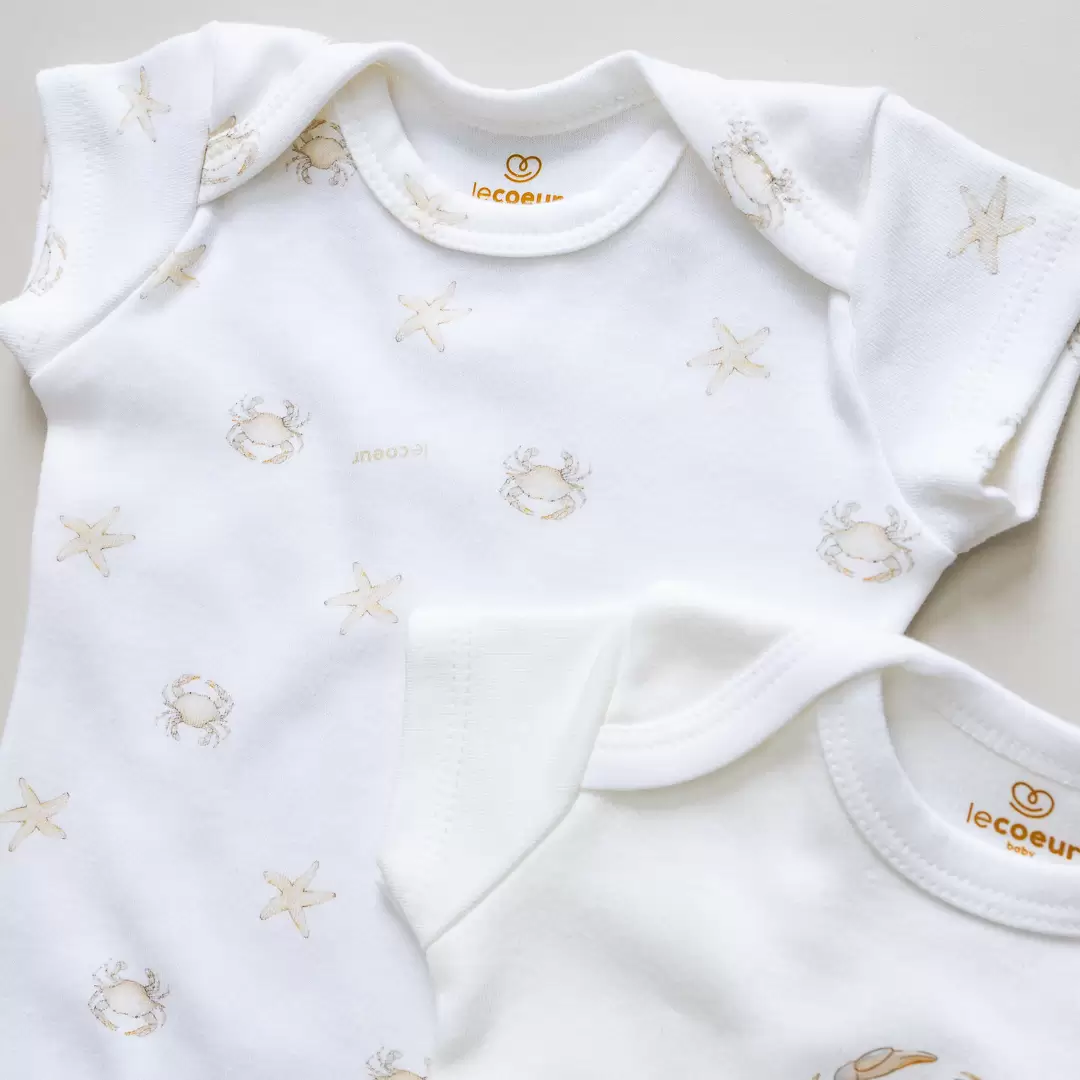 enxoval para bebe lista de enxoval maternidade dicas de maternidade mamae de primeira viagem recem nasciso puerperio amamentacao duvidas sobre maternidade gravidez parto cesaria parto natural dicas para o sono do bebe dicas de amamentacao primeiros passos do bebe macacão infantil, macacão bebe, malha 100% algodão, verão, baby, site confiável, primavera verão, peças infantis, moda infantil, roupa de criança, conjunto body manga curta infantil, unissex, le coeur, minimalista, Roupas de bebê, Roupas infantis, Moda bebê, Roupas para recém-nascido, loja de bebê online, Conjuntos de bebê, Roupa de bebê a preço acessível, Roupas de bebê em promoção, Roupas de bebê para o verão, Conjuntos de roupas de bebê, Roupas de bebê meia estação, Roupa que cresce junto com o bebê, calça para bebê, Macacão para bebê Camiseta bebê, Roupas de bebê Fáceis de trocar, Body bebê, Calça bebê, macacão com pezinho, Saída de maternidade, Roupa de bebê para sair da maternidade, Roupa para neném, Peças para neném maternidade sapatinho de bebe mantinha de bebe roupa de bebe menino roupa de bebe menina touca para bebe gorro para bebe pecas para aquecer o bebe inverno roupas de inverno para bebe Kit maternidade enxoval bebe completo kit bodyv e calça bebe kit saida de maternidade kit roupas de recem nascido calça bebe suedine algodao roupa de bebe confortavel enxoval bebe roupas infantis roupas para bebes preço calça bebe roupas personalizadas roupas de maternidade roupa de bebe confortaveis calça de bebe unissex