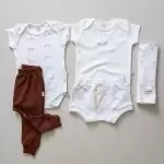 looks para bebe roupas de verao para bebe roupinhas fresquinhas para bebes 100 algodao malha algodao malha antialergica malha ecologica enxoval para bebe lista de enxoval maternidade dicas de maternidade mamae de primeira viagem recem nasciso puerperio amamentacao duvidas sobre maternidade gravidez parto cesaria parto natural dicas para o sono do bebe dicas de amamentacao primeiros passos do bebe macacão infantil, macacão bebe, malha 100% algodão, verão, baby, site confiável, primavera verão, peças infantis, moda infantil, roupa de criança, conjunto body manga curta infantil, unissex, le coeur, minimalista, Roupas de bebê, Roupas infantis, Moda bebê, Roupas para recém-nascido, loja de bebê online, Conjuntos de bebê, Roupa de bebê a preço acessível, Roupas de bebê em promoção, Roupas de bebê para o verão, Conjuntos de roupas de bebê, Roupas de bebê meia estação, Roupa que cresce junto com o bebê, calça para bebê, Macacão para bebê Camiseta bebê, Roupas de bebê Fáceis de trocar, Body bebê, Calça bebê, macacão com pezinho, Saída de maternidade, Roupa de bebê para sair da maternidade, Roupa para neném, Peças para neném maternidade sapatinho de bebe mantinha de bebe roupa de bebe menino roupa de bebe menina touca para bebe gorro para bebe pecas para aquecer o bebe inverno roupas de inverno para bebe Kit maternidade enxoval bebe completo kit bodyv e calça bebe kit saida de maternidade kit roupas de recem nascido calça bebe suedine algodao roupa de bebe confortavel enxoval bebe roupas infantis roupas para bebes preço calça bebe roupas personalizadas roupas de maternidade roupa de bebe confortaveis calça de bebe unissex