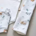 enxoval para bebe lista de enxoval maternidade dicas de maternidade mamae de primeira viagem recem nasciso puerperio amamentacao duvidas sobre maternidade gravidez parto cesaria parto natural dicas para o sono do bebe dicas de amamentacao primeiros passos do bebe macacão infantil, macacão bebe, malha 100% algodão, verão, baby, site confiável, primavera verão, peças infantis, moda infantil, roupa de criança, conjunto body manga curta infantil, unissex, le coeur, minimalista, Roupas de bebê, Roupas infantis, Moda bebê, Roupas para recém-nascido, loja de bebê online, Conjuntos de bebê, Roupa de bebê a preço acessível, Roupas de bebê em promoção, Roupas de bebê para o verão, Conjuntos de roupas de bebê, Roupas de bebê meia estação, Roupa que cresce junto com o bebê, calça para bebê, Macacão para bebê Camiseta bebê, Roupas de bebê Fáceis de trocar, Body bebê, Calça bebê, macacão com pezinho, Saída de maternidade, Roupa de bebê para sair da maternidade, Roupa para neném, Peças para neném maternidade sapatinho de bebe mantinha de bebe roupa de bebe menino roupa de bebe menina touca para bebe gorro para bebe pecas para aquecer o bebe inverno roupas de inverno para bebe Kit maternidade enxoval bebe completo kit bodyv e calça bebe kit saida de maternidade kit roupas de recem nascido calça bebe suedine algodao roupa de bebe confortavel enxoval bebe roupas infantis roupas para bebes preço calça bebe roupas personalizadas roupas de maternidade roupa de bebe confortaveis calça de bebe unissex