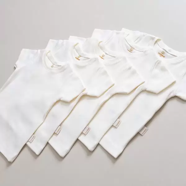 enxoval para bebê, lista de enxoval maternidade, dicas de maternidade, mamãe de primeira viagem, recém-nascido, puerpério, amamentação, dúvidas sobre maternidade, gravidez, parto, cesárea, parto natural, dicas para o sono do bebê, primeiros passos do bebê, macacão infantil, macacão bebê, malha 100% algodão, verão, primavera verão, baby, site confiável, peças infantis, moda infantil, roupa de criança, conjunto body manga curta infantil, unissex, Le Coeur, minimalista, roupas de bebê, roupas infantis, moda bebê, roupas para recém-nascido, loja de bebê online, conjuntos de bebê, roupa de bebê a preço acessível, roupas de bebê em promoção, roupas de bebê para o verão, conjuntos de roupas de bebê, roupas de bebê meia estação, roupa que cresce junto com o bebê, calça para bebê, macacão para bebê, camiseta bebê, roupas de bebê fáceis de trocar, body bebê, calça bebê, macacão com pezinho, saída de maternidade, roupa de bebê para sair da maternidade, roupa para neném, peças para neném maternidade, sapatinho de bebê, mantinha de bebê, roupa de bebê menino, roupa de bebê menina, touca para bebê, gorro para bebê, peças para aquecer o bebê, inverno, roupas de inverno para bebê, kit maternidade, enxoval bebê completo, kit body e calça bebê, kit saída de maternidade, kit roupas de recém-nascido, calça bebê suedine algodão, roupa de bebê confortável, enxoval bebê, roupas infantis, roupas para bebês preço, calça bebê, roupas personalizadas, roupas de maternidade, roupas de bebê confortáveis, calça de bebê unissex, ideias para mesversário, dicas de amamentação, quarto de bebê, decoração para quarto de bebê, malha leve e respirável, feito em algodão, confortável, maciez, moderna e estilosa, peças meia estação, enxoval completo para bebê, o que levar na mala da maternidade, lista enxoval maternidade atualizada, enxoval prático para recém-nascido, itens essenciais do enxoval, enxoval para mamãe e bebê, bolsa maternidade organizada, maternidade real, maternidade leve, maternidade na prática, dicas para mamães de primeira viagem, cuidados com o bebê recém-nascido, o que comprar antes do nascimento, roupinhas para maternidade, enxoval minimalista, enxoval sustentável para bebê, roupas fresquinhas para bebê, moda bebê verão, roupa leve para dias quentes, conjuntinho de verão bebê, roupas de bebê respiráveis, tecidos leves para o calor, roupas de bebê para meia-estação, looks de verão para bebê, conforto térmico para o bebê, roupa de bebê para clima quente, kit verão bebê, looks básicos de verão, roupas de bebê para passear, roupas de bebê para o dia a dia, roupas de bebê 100% algodão, algodão macio para bebê, roupas de bebê hipoalergênicas, tecidos naturais para bebê, roupas sem poliéster, malha respirável para bebê, roupas seguras para a pele do bebê, conforto e maciez para o bebê, roupas que não irritam a pele, roupas duráveis e confortáveis, roupas que acompanham o crescimento, qualidade premium infantil, roupas com toque suave, body de algodão para bebê, body manga curta bebê verão, calça bebê algodão, macacão leve para recém-nascido, conjunto bebê minimalista, roupas básicas para bebê, roupas neutras unissex, roupinhas para bebê menino e menina, kit body e calça bebê, kit roupas para recém-nascido, saída maternidade algodão, roupas práticas para trocar, roupas para o enxoval do bebê, roupas para dormir o bebê, pijaminha bebê, roupa para o bebê dormir confortável, amor em cada detalhe, feito com carinho para o bebê, cada fase com conforto, roupas para momentos especiais, estilo minimalista infantil, conforto que abraça, roupas que acompanham o crescimento, moda infantil afetiva, roupas pensadas para o dia a dia da mamãe.