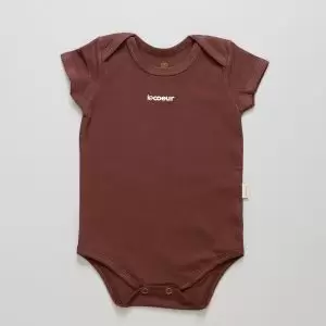 enxoval para bebê, lista de enxoval maternidade, dicas de maternidade, mamãe de primeira viagem, recém-nascido, puerpério, amamentação, dúvidas sobre maternidade, gravidez, parto, cesárea, parto natural, dicas para o sono do bebê, primeiros passos do bebê, macacão infantil, macacão bebê, malha 100% algodão, verão, primavera verão, baby, site confiável, peças infantis, moda infantil, roupa de criança, conjunto body manga curta infantil, unissex, Le Coeur, minimalista, roupas de bebê, roupas infantis, moda bebê, roupas para recém-nascido, loja de bebê online, conjuntos de bebê, roupa de bebê a preço acessível, roupas de bebê em promoção, roupas de bebê para o verão, conjuntos de roupas de bebê, roupas de bebê meia estação, roupa que cresce junto com o bebê, calça para bebê, macacão para bebê, camiseta bebê, roupas de bebê fáceis de trocar, body bebê, calça bebê, macacão com pezinho, saída de maternidade, roupa de bebê para sair da maternidade, roupa para neném, peças para neném maternidade, sapatinho de bebê, mantinha de bebê, roupa de bebê menino, roupa de bebê menina, touca para bebê, gorro para bebê, peças para aquecer o bebê, inverno, roupas de inverno para bebê, kit maternidade, enxoval bebê completo, kit body e calça bebê, kit saída de maternidade, kit roupas de recém-nascido, calça bebê suedine algodão, roupa de bebê confortável, enxoval bebê, roupas infantis, roupas para bebês preço, calça bebê, roupas personalizadas, roupas de maternidade, roupas de bebê confortáveis, calça de bebê unissex, ideias para mesversário, dicas de amamentação, quarto de bebê, decoração para quarto de bebê, malha leve e respirável, feito em algodão, confortável, maciez, moderna e estilosa, peças meia estação, enxoval completo para bebê, o que levar na mala da maternidade, lista enxoval maternidade atualizada, enxoval prático para recém-nascido, itens essenciais do enxoval, enxoval para mamãe e bebê, bolsa maternidade organizada, maternidade real, maternidade leve, maternidade na prática, dicas para mamães de primeira viagem, cuidados com o bebê recém-nascido, o que comprar antes do nascimento, roupinhas para maternidade, enxoval minimalista, enxoval sustentável para bebê, roupas fresquinhas para bebê, moda bebê verão, roupa leve para dias quentes, conjuntinho de verão bebê, roupas de bebê respiráveis, tecidos leves para o calor, roupas de bebê para meia-estação, looks de verão para bebê, conforto térmico para o bebê, roupa de bebê para clima quente, kit verão bebê, looks básicos de verão, roupas de bebê para passear, roupas de bebê para o dia a dia, roupas de bebê 100% algodão, algodão macio para bebê, roupas de bebê hipoalergênicas, tecidos naturais para bebê, roupas sem poliéster, malha respirável para bebê, roupas seguras para a pele do bebê, conforto e maciez para o bebê, roupas que não irritam a pele, roupas duráveis e confortáveis, roupas que acompanham o crescimento, qualidade premium infantil, roupas com toque suave, body de algodão para bebê, body manga curta bebê verão, calça bebê algodão, macacão leve para recém-nascido, conjunto bebê minimalista, roupas básicas para bebê, roupas neutras unissex, roupinhas para bebê menino e menina, kit body e calça bebê, kit roupas para recém-nascido, saída maternidade algodão, roupas práticas para trocar, roupas para o enxoval do bebê, roupas para dormir o bebê, pijaminha bebê, roupa para o bebê dormir confortável, amor em cada detalhe, feito com carinho para o bebê, cada fase com conforto, roupas para momentos especiais, estilo minimalista infantil, conforto que abraça, roupas que acompanham o crescimento, moda infantil afetiva, roupas pensadas para o dia a dia da mamãe.