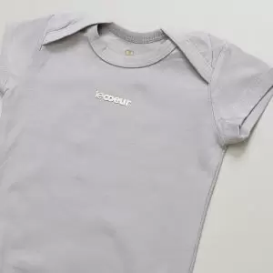 enxoval para bebê, lista de enxoval maternidade, dicas de maternidade, mamãe de primeira viagem, recém-nascido, puerpério, amamentação, dúvidas sobre maternidade, gravidez, parto, cesárea, parto natural, dicas para o sono do bebê, primeiros passos do bebê, macacão infantil, macacão bebê, malha 100% algodão, verão, primavera verão, baby, site confiável, peças infantis, moda infantil, roupa de criança, conjunto body manga curta infantil, unissex, Le Coeur, minimalista, roupas de bebê, roupas infantis, moda bebê, roupas para recém-nascido, loja de bebê online, conjuntos de bebê, roupa de bebê a preço acessível, roupas de bebê em promoção, roupas de bebê para o verão, conjuntos de roupas de bebê, roupas de bebê meia estação, roupa que cresce junto com o bebê, calça para bebê, macacão para bebê, camiseta bebê, roupas de bebê fáceis de trocar, body bebê, calça bebê, macacão com pezinho, saída de maternidade, roupa de bebê para sair da maternidade, roupa para neném, peças para neném maternidade, sapatinho de bebê, mantinha de bebê, roupa de bebê menino, roupa de bebê menina, touca para bebê, gorro para bebê, peças para aquecer o bebê, inverno, roupas de inverno para bebê, kit maternidade, enxoval bebê completo, kit body e calça bebê, kit saída de maternidade, kit roupas de recém-nascido, calça bebê suedine algodão, roupa de bebê confortável, enxoval bebê, roupas infantis, roupas para bebês preço, calça bebê, roupas personalizadas, roupas de maternidade, roupas de bebê confortáveis, calça de bebê unissex, ideias para mesversário, dicas de amamentação, quarto de bebê, decoração para quarto de bebê, malha leve e respirável, feito em algodão, confortável, maciez, moderna e estilosa, peças meia estação, enxoval completo para bebê, o que levar na mala da maternidade, lista enxoval maternidade atualizada, enxoval prático para recém-nascido, itens essenciais do enxoval, enxoval para mamãe e bebê, bolsa maternidade organizada, maternidade real, maternidade leve, maternidade na prática, dicas para mamães de primeira viagem, cuidados com o bebê recém-nascido, o que comprar antes do nascimento, roupinhas para maternidade, enxoval minimalista, enxoval sustentável para bebê, roupas fresquinhas para bebê, moda bebê verão, roupa leve para dias quentes, conjuntinho de verão bebê, roupas de bebê respiráveis, tecidos leves para o calor, roupas de bebê para meia-estação, looks de verão para bebê, conforto térmico para o bebê, roupa de bebê para clima quente, kit verão bebê, looks básicos de verão, roupas de bebê para passear, roupas de bebê para o dia a dia, roupas de bebê 100% algodão, algodão macio para bebê, roupas de bebê hipoalergênicas, tecidos naturais para bebê, roupas sem poliéster, malha respirável para bebê, roupas seguras para a pele do bebê, conforto e maciez para o bebê, roupas que não irritam a pele, roupas duráveis e confortáveis, roupas que acompanham o crescimento, qualidade premium infantil, roupas com toque suave, body de algodão para bebê, body manga curta bebê verão, calça bebê algodão, macacão leve para recém-nascido, conjunto bebê minimalista, roupas básicas para bebê, roupas neutras unissex, roupinhas para bebê menino e menina, kit body e calça bebê, kit roupas para recém-nascido, saída maternidade algodão, roupas práticas para trocar, roupas para o enxoval do bebê, roupas para dormir o bebê, pijaminha bebê, roupa para o bebê dormir confortável, amor em cada detalhe, feito com carinho para o bebê, cada fase com conforto, roupas para momentos especiais, estilo minimalista infantil, conforto que abraça, roupas que acompanham o crescimento, moda infantil afetiva, roupas pensadas para o dia a dia da mamãe.