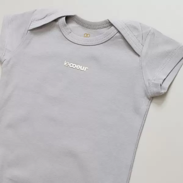 enxoval para bebê, lista de enxoval maternidade, dicas de maternidade, mamãe de primeira viagem, recém-nascido, puerpério, amamentação, dúvidas sobre maternidade, gravidez, parto, cesárea, parto natural, dicas para o sono do bebê, primeiros passos do bebê, macacão infantil, macacão bebê, malha 100% algodão, verão, primavera verão, baby, site confiável, peças infantis, moda infantil, roupa de criança, conjunto body manga curta infantil, unissex, Le Coeur, minimalista, roupas de bebê, roupas infantis, moda bebê, roupas para recém-nascido, loja de bebê online, conjuntos de bebê, roupa de bebê a preço acessível, roupas de bebê em promoção, roupas de bebê para o verão, conjuntos de roupas de bebê, roupas de bebê meia estação, roupa que cresce junto com o bebê, calça para bebê, macacão para bebê, camiseta bebê, roupas de bebê fáceis de trocar, body bebê, calça bebê, macacão com pezinho, saída de maternidade, roupa de bebê para sair da maternidade, roupa para neném, peças para neném maternidade, sapatinho de bebê, mantinha de bebê, roupa de bebê menino, roupa de bebê menina, touca para bebê, gorro para bebê, peças para aquecer o bebê, inverno, roupas de inverno para bebê, kit maternidade, enxoval bebê completo, kit body e calça bebê, kit saída de maternidade, kit roupas de recém-nascido, calça bebê suedine algodão, roupa de bebê confortável, enxoval bebê, roupas infantis, roupas para bebês preço, calça bebê, roupas personalizadas, roupas de maternidade, roupas de bebê confortáveis, calça de bebê unissex, ideias para mesversário, dicas de amamentação, quarto de bebê, decoração para quarto de bebê, malha leve e respirável, feito em algodão, confortável, maciez, moderna e estilosa, peças meia estação, enxoval completo para bebê, o que levar na mala da maternidade, lista enxoval maternidade atualizada, enxoval prático para recém-nascido, itens essenciais do enxoval, enxoval para mamãe e bebê, bolsa maternidade organizada, maternidade real, maternidade leve, maternidade na prática, dicas para mamães de primeira viagem, cuidados com o bebê recém-nascido, o que comprar antes do nascimento, roupinhas para maternidade, enxoval minimalista, enxoval sustentável para bebê, roupas fresquinhas para bebê, moda bebê verão, roupa leve para dias quentes, conjuntinho de verão bebê, roupas de bebê respiráveis, tecidos leves para o calor, roupas de bebê para meia-estação, looks de verão para bebê, conforto térmico para o bebê, roupa de bebê para clima quente, kit verão bebê, looks básicos de verão, roupas de bebê para passear, roupas de bebê para o dia a dia, roupas de bebê 100% algodão, algodão macio para bebê, roupas de bebê hipoalergênicas, tecidos naturais para bebê, roupas sem poliéster, malha respirável para bebê, roupas seguras para a pele do bebê, conforto e maciez para o bebê, roupas que não irritam a pele, roupas duráveis e confortáveis, roupas que acompanham o crescimento, qualidade premium infantil, roupas com toque suave, body de algodão para bebê, body manga curta bebê verão, calça bebê algodão, macacão leve para recém-nascido, conjunto bebê minimalista, roupas básicas para bebê, roupas neutras unissex, roupinhas para bebê menino e menina, kit body e calça bebê, kit roupas para recém-nascido, saída maternidade algodão, roupas práticas para trocar, roupas para o enxoval do bebê, roupas para dormir o bebê, pijaminha bebê, roupa para o bebê dormir confortável, amor em cada detalhe, feito com carinho para o bebê, cada fase com conforto, roupas para momentos especiais, estilo minimalista infantil, conforto que abraça, roupas que acompanham o crescimento, moda infantil afetiva, roupas pensadas para o dia a dia da mamãe.