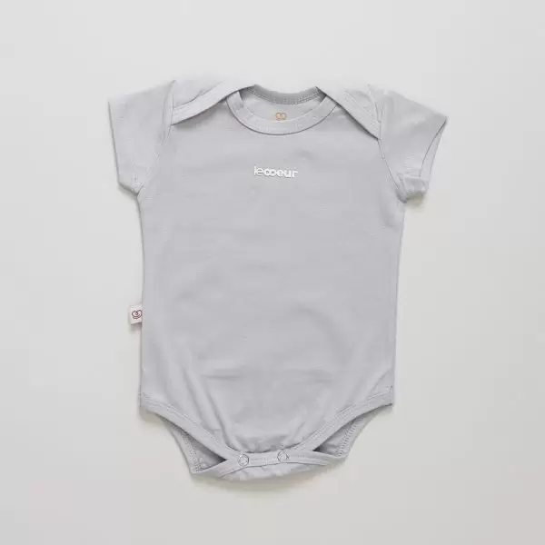 enxoval para bebê, lista de enxoval maternidade, dicas de maternidade, mamãe de primeira viagem, recém-nascido, puerpério, amamentação, dúvidas sobre maternidade, gravidez, parto, cesárea, parto natural, dicas para o sono do bebê, primeiros passos do bebê, macacão infantil, macacão bebê, malha 100% algodão, verão, primavera verão, baby, site confiável, peças infantis, moda infantil, roupa de criança, conjunto body manga curta infantil, unissex, Le Coeur, minimalista, roupas de bebê, roupas infantis, moda bebê, roupas para recém-nascido, loja de bebê online, conjuntos de bebê, roupa de bebê a preço acessível, roupas de bebê em promoção, roupas de bebê para o verão, conjuntos de roupas de bebê, roupas de bebê meia estação, roupa que cresce junto com o bebê, calça para bebê, macacão para bebê, camiseta bebê, roupas de bebê fáceis de trocar, body bebê, calça bebê, macacão com pezinho, saída de maternidade, roupa de bebê para sair da maternidade, roupa para neném, peças para neném maternidade, sapatinho de bebê, mantinha de bebê, roupa de bebê menino, roupa de bebê menina, touca para bebê, gorro para bebê, peças para aquecer o bebê, inverno, roupas de inverno para bebê, kit maternidade, enxoval bebê completo, kit body e calça bebê, kit saída de maternidade, kit roupas de recém-nascido, calça bebê suedine algodão, roupa de bebê confortável, enxoval bebê, roupas infantis, roupas para bebês preço, calça bebê, roupas personalizadas, roupas de maternidade, roupas de bebê confortáveis, calça de bebê unissex, ideias para mesversário, dicas de amamentação, quarto de bebê, decoração para quarto de bebê, malha leve e respirável, feito em algodão, confortável, maciez, moderna e estilosa, peças meia estação, enxoval completo para bebê, o que levar na mala da maternidade, lista enxoval maternidade atualizada, enxoval prático para recém-nascido, itens essenciais do enxoval, enxoval para mamãe e bebê, bolsa maternidade organizada, maternidade real, maternidade leve, maternidade na prática, dicas para mamães de primeira viagem, cuidados com o bebê recém-nascido, o que comprar antes do nascimento, roupinhas para maternidade, enxoval minimalista, enxoval sustentável para bebê, roupas fresquinhas para bebê, moda bebê verão, roupa leve para dias quentes, conjuntinho de verão bebê, roupas de bebê respiráveis, tecidos leves para o calor, roupas de bebê para meia-estação, looks de verão para bebê, conforto térmico para o bebê, roupa de bebê para clima quente, kit verão bebê, looks básicos de verão, roupas de bebê para passear, roupas de bebê para o dia a dia, roupas de bebê 100% algodão, algodão macio para bebê, roupas de bebê hipoalergênicas, tecidos naturais para bebê, roupas sem poliéster, malha respirável para bebê, roupas seguras para a pele do bebê, conforto e maciez para o bebê, roupas que não irritam a pele, roupas duráveis e confortáveis, roupas que acompanham o crescimento, qualidade premium infantil, roupas com toque suave, body de algodão para bebê, body manga curta bebê verão, calça bebê algodão, macacão leve para recém-nascido, conjunto bebê minimalista, roupas básicas para bebê, roupas neutras unissex, roupinhas para bebê menino e menina, kit body e calça bebê, kit roupas para recém-nascido, saída maternidade algodão, roupas práticas para trocar, roupas para o enxoval do bebê, roupas para dormir o bebê, pijaminha bebê, roupa para o bebê dormir confortável, amor em cada detalhe, feito com carinho para o bebê, cada fase com conforto, roupas para momentos especiais, estilo minimalista infantil, conforto que abraça, roupas que acompanham o crescimento, moda infantil afetiva, roupas pensadas para o dia a dia da mamãe.