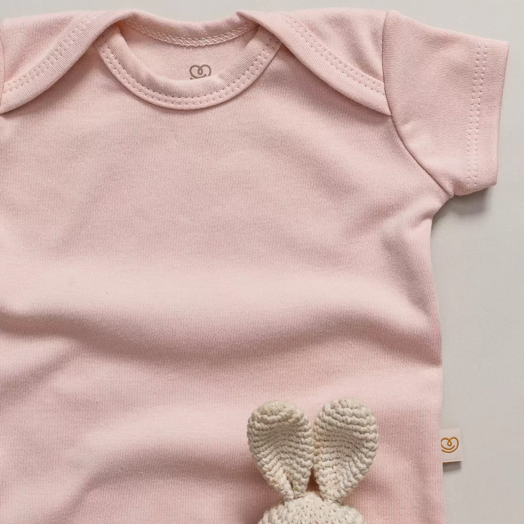 enxoval para bebê, lista de enxoval maternidade, dicas de maternidade, mamãe de primeira viagem, recém-nascido, puerpério, amamentação, dúvidas sobre maternidade, gravidez, parto, cesárea, parto natural, dicas para o sono do bebê, primeiros passos do bebê, macacão infantil, macacão bebê, malha 100% algodão, verão, primavera verão, baby, site confiável, peças infantis, moda infantil, roupa de criança, conjunto body manga curta infantil, unissex, Le Coeur, minimalista, roupas de bebê, roupas infantis, moda bebê, roupas para recém-nascido, loja de bebê online, conjuntos de bebê, roupa de bebê a preço acessível, roupas de bebê em promoção, roupas de bebê para o verão, conjuntos de roupas de bebê, roupas de bebê meia estação, roupa que cresce junto com o bebê, calça para bebê, macacão para bebê, camiseta bebê, roupas de bebê fáceis de trocar, body bebê, calça bebê, macacão com pezinho, saída de maternidade, roupa de bebê para sair da maternidade, roupa para neném, peças para neném maternidade, sapatinho de bebê, mantinha de bebê, roupa de bebê menino, roupa de bebê menina, touca para bebê, gorro para bebê, peças para aquecer o bebê, inverno, roupas de inverno para bebê, kit maternidade, enxoval bebê completo, kit body e calça bebê, kit saída de maternidade, kit roupas de recém-nascido, calça bebê suedine algodão, roupa de bebê confortável, enxoval bebê, roupas infantis, roupas para bebês preço, calça bebê, roupas personalizadas, roupas de maternidade, roupas de bebê confortáveis, calça de bebê unissex, ideias para mesversário, dicas de amamentação, quarto de bebê, decoração para quarto de bebê, malha leve e respirável, feito em algodão, confortável, maciez, moderna e estilosa, peças meia estação, enxoval completo para bebê, o que levar na mala da maternidade, lista enxoval maternidade atualizada, enxoval prático para recém-nascido, itens essenciais do enxoval, enxoval para mamãe e bebê, bolsa maternidade organizada, maternidade real, maternidade leve, maternidade na prática, dicas para mamães de primeira viagem, cuidados com o bebê recém-nascido, o que comprar antes do nascimento, roupinhas para maternidade, enxoval minimalista, enxoval sustentável para bebê, roupas fresquinhas para bebê, moda bebê verão, roupa leve para dias quentes, conjuntinho de verão bebê, roupas de bebê respiráveis, tecidos leves para o calor, roupas de bebê para meia-estação, looks de verão para bebê, conforto térmico para o bebê, roupa de bebê para clima quente, kit verão bebê, looks básicos de verão, roupas de bebê para passear, roupas de bebê para o dia a dia, roupas de bebê 100% algodão, algodão macio para bebê, roupas de bebê hipoalergênicas, tecidos naturais para bebê, roupas sem poliéster, malha respirável para bebê, roupas seguras para a pele do bebê, conforto e maciez para o bebê, roupas que não irritam a pele, roupas duráveis e confortáveis, roupas que acompanham o crescimento, qualidade premium infantil, roupas com toque suave, body de algodão para bebê, body manga curta bebê verão, calça bebê algodão, macacão leve para recém-nascido, conjunto bebê minimalista, roupas básicas para bebê, roupas neutras unissex, roupinhas para bebê menino e menina, kit body e calça bebê, kit roupas para recém-nascido, saída maternidade algodão, roupas práticas para trocar, roupas para o enxoval do bebê, roupas para dormir o bebê, pijaminha bebê, roupa para o bebê dormir confortável, amor em cada detalhe, feito com carinho para o bebê, cada fase com conforto, roupas para momentos especiais, estilo minimalista infantil, conforto que abraça, roupas que acompanham o crescimento, moda infantil afetiva, roupas pensadas para o dia a dia da mamãe.