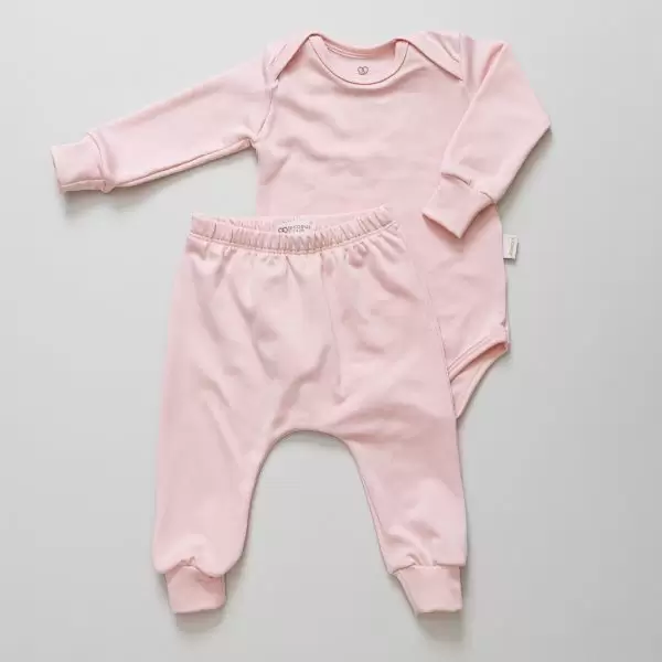 enxoval para bebê, lista de enxoval maternidade, dicas de maternidade, mamãe de primeira viagem, recém-nascido, puerpério, amamentação, dúvidas sobre maternidade, gravidez, parto, cesárea, parto natural, dicas para o sono do bebê, primeiros passos do bebê, macacão infantil, macacão bebê, malha 100% algodão, verão, primavera verão, baby, site confiável, peças infantis, moda infantil, roupa de criança, conjunto body manga curta infantil, unissex, Le Coeur, minimalista, roupas de bebê, roupas infantis, moda bebê, roupas para recém-nascido, loja de bebê online, conjuntos de bebê, roupa de bebê a preço acessível, roupas de bebê em promoção, roupas de bebê para o verão, conjuntos de roupas de bebê, roupas de bebê meia estação, roupa que cresce junto com o bebê, calça para bebê, macacão para bebê, camiseta bebê, roupas de bebê fáceis de trocar, body bebê, calça bebê, macacão com pezinho, saída de maternidade, roupa de bebê para sair da maternidade, roupa para neném, peças para neném maternidade, sapatinho de bebê, mantinha de bebê, roupa de bebê menino, roupa de bebê menina, touca para bebê, gorro para bebê, peças para aquecer o bebê, inverno, roupas de inverno para bebê, kit maternidade, enxoval bebê completo, kit body e calça bebê, kit saída de maternidade, kit roupas de recém-nascido, calça bebê suedine algodão, roupa de bebê confortável, enxoval bebê, roupas infantis, roupas para bebês preço, calça bebê, roupas personalizadas, roupas de maternidade, roupas de bebê confortáveis, calça de bebê unissex, ideias para mesversário, dicas de amamentação, quarto de bebê, decoração para quarto de bebê, malha leve e respirável, feito em algodão, confortável, maciez, moderna e estilosa, peças meia estação, enxoval completo para bebê, o que levar na mala da maternidade, lista enxoval maternidade atualizada, enxoval prático para recém-nascido, itens essenciais do enxoval, enxoval para mamãe e bebê, bolsa maternidade organizada, maternidade real, maternidade leve, maternidade na prática, dicas para mamães de primeira viagem, cuidados com o bebê recém-nascido, o que comprar antes do nascimento, roupinhas para maternidade, enxoval minimalista, enxoval sustentável para bebê, roupas fresquinhas para bebê, moda bebê verão, roupa leve para dias quentes, conjuntinho de verão bebê, roupas de bebê respiráveis, tecidos leves para o calor, roupas de bebê para meia-estação, looks de verão para bebê, conforto térmico para o bebê, roupa de bebê para clima quente, kit verão bebê, looks básicos de verão, roupas de bebê para passear, roupas de bebê para o dia a dia, roupas de bebê 100% algodão, algodão macio para bebê, roupas de bebê hipoalergênicas, tecidos naturais para bebê, roupas sem poliéster, malha respirável para bebê, roupas seguras para a pele do bebê, conforto e maciez para o bebê, roupas que não irritam a pele, roupas duráveis e confortáveis, roupas que acompanham o crescimento, qualidade premium infantil, roupas com toque suave, body de algodão para bebê, body manga curta bebê verão, calça bebê algodão, macacão leve para recém-nascido, conjunto bebê minimalista, roupas básicas para bebê, roupas neutras unissex, roupinhas para bebê menino e menina, kit body e calça bebê, kit roupas para recém-nascido, saída maternidade algodão, roupas práticas para trocar, roupas para o enxoval do bebê, roupas para dormir o bebê, pijaminha bebê, roupa para o bebê dormir confortável, amor em cada detalhe, feito com carinho para o bebê, cada fase com conforto, roupas para momentos especiais, estilo minimalista infantil, conforto que abraça, roupas que acompanham o crescimento, moda infantil afetiva, roupas pensadas para o dia a dia da mamãe.