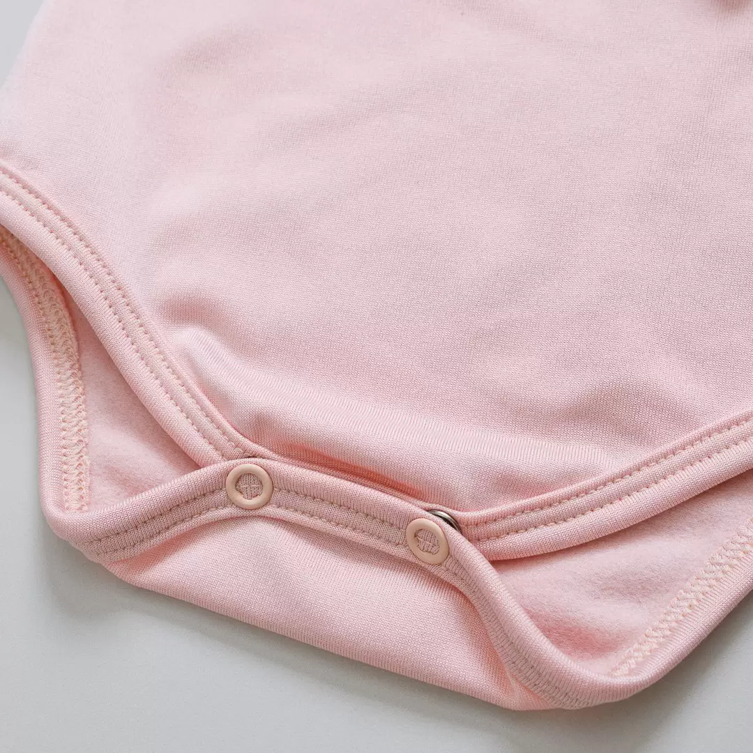 enxoval para bebê, lista de enxoval maternidade, dicas de maternidade, mamãe de primeira viagem, recém-nascido, puerpério, amamentação, dúvidas sobre maternidade, gravidez, parto, cesárea, parto natural, dicas para o sono do bebê, primeiros passos do bebê, macacão infantil, macacão bebê, malha 100% algodão, verão, primavera verão, baby, site confiável, peças infantis, moda infantil, roupa de criança, conjunto body manga curta infantil, unissex, Le Coeur, minimalista, roupas de bebê, roupas infantis, moda bebê, roupas para recém-nascido, loja de bebê online, conjuntos de bebê, roupa de bebê a preço acessível, roupas de bebê em promoção, roupas de bebê para o verão, conjuntos de roupas de bebê, roupas de bebê meia estação, roupa que cresce junto com o bebê, calça para bebê, macacão para bebê, camiseta bebê, roupas de bebê fáceis de trocar, body bebê, calça bebê, macacão com pezinho, saída de maternidade, roupa de bebê para sair da maternidade, roupa para neném, peças para neném maternidade, sapatinho de bebê, mantinha de bebê, roupa de bebê menino, roupa de bebê menina, touca para bebê, gorro para bebê, peças para aquecer o bebê, inverno, roupas de inverno para bebê, kit maternidade, enxoval bebê completo, kit body e calça bebê, kit saída de maternidade, kit roupas de recém-nascido, calça bebê suedine algodão, roupa de bebê confortável, enxoval bebê, roupas infantis, roupas para bebês preço, calça bebê, roupas personalizadas, roupas de maternidade, roupas de bebê confortáveis, calça de bebê unissex, ideias para mesversário, dicas de amamentação, quarto de bebê, decoração para quarto de bebê, malha leve e respirável, feito em algodão, confortável, maciez, moderna e estilosa, peças meia estação, enxoval completo para bebê, o que levar na mala da maternidade, lista enxoval maternidade atualizada, enxoval prático para recém-nascido, itens essenciais do enxoval, enxoval para mamãe e bebê, bolsa maternidade organizada, maternidade real, maternidade leve, maternidade na prática, dicas para mamães de primeira viagem, cuidados com o bebê recém-nascido, o que comprar antes do nascimento, roupinhas para maternidade, enxoval minimalista, enxoval sustentável para bebê, roupas fresquinhas para bebê, moda bebê verão, roupa leve para dias quentes, conjuntinho de verão bebê, roupas de bebê respiráveis, tecidos leves para o calor, roupas de bebê para meia-estação, looks de verão para bebê, conforto térmico para o bebê, roupa de bebê para clima quente, kit verão bebê, looks básicos de verão, roupas de bebê para passear, roupas de bebê para o dia a dia, roupas de bebê 100% algodão, algodão macio para bebê, roupas de bebê hipoalergênicas, tecidos naturais para bebê, roupas sem poliéster, malha respirável para bebê, roupas seguras para a pele do bebê, conforto e maciez para o bebê, roupas que não irritam a pele, roupas duráveis e confortáveis, roupas que acompanham o crescimento, qualidade premium infantil, roupas com toque suave, body de algodão para bebê, body manga curta bebê verão, calça bebê algodão, macacão leve para recém-nascido, conjunto bebê minimalista, roupas básicas para bebê, roupas neutras unissex, roupinhas para bebê menino e menina, kit body e calça bebê, kit roupas para recém-nascido, saída maternidade algodão, roupas práticas para trocar, roupas para o enxoval do bebê, roupas para dormir o bebê, pijaminha bebê, roupa para o bebê dormir confortável, amor em cada detalhe, feito com carinho para o bebê, cada fase com conforto, roupas para momentos especiais, estilo minimalista infantil, conforto que abraça, roupas que acompanham o crescimento, moda infantil afetiva, roupas pensadas para o dia a dia da mamãe.