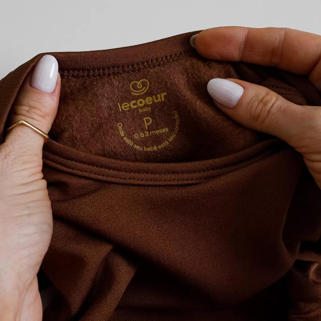 enxoval para bebê, lista de enxoval maternidade, dicas de maternidade, mamãe de primeira viagem, recém-nascido, puerpério, amamentação, dúvidas sobre maternidade, gravidez, parto, cesárea, parto natural, dicas para o sono do bebê, primeiros passos do bebê, macacão infantil, macacão bebê, malha 100% algodão, verão, primavera verão, baby, site confiável, peças infantis, moda infantil, roupa de criança, conjunto body manga curta infantil, unissex, Le Coeur, minimalista, roupas de bebê, roupas infantis, moda bebê, roupas para recém-nascido, loja de bebê online, conjuntos de bebê, roupa de bebê a preço acessível, roupas de bebê em promoção, roupas de bebê para o verão, conjuntos de roupas de bebê, roupas de bebê meia estação, roupa que cresce junto com o bebê, calça para bebê, macacão para bebê, camiseta bebê, roupas de bebê fáceis de trocar, body bebê, calça bebê, macacão com pezinho, saída de maternidade, roupa de bebê para sair da maternidade, roupa para neném, peças para neném maternidade, sapatinho de bebê, mantinha de bebê, roupa de bebê menino, roupa de bebê menina, touca para bebê, gorro para bebê, peças para aquecer o bebê, inverno, roupas de inverno para bebê, kit maternidade, enxoval bebê completo, kit body e calça bebê, kit saída de maternidade, kit roupas de recém-nascido, calça bebê suedine algodão, roupa de bebê confortável, enxoval bebê, roupas infantis, roupas para bebês preço, calça bebê, roupas personalizadas, roupas de maternidade, roupas de bebê confortáveis, calça de bebê unissex, ideias para mesversário, dicas de amamentação, quarto de bebê, decoração para quarto de bebê, malha leve e respirável, feito em algodão, confortável, maciez, moderna e estilosa, peças meia estação, enxoval completo para bebê, o que levar na mala da maternidade, lista enxoval maternidade atualizada, enxoval prático para recém-nascido, itens essenciais do enxoval, enxoval para mamãe e bebê, bolsa maternidade organizada, maternidade real, maternidade leve, maternidade na prática, dicas para mamães de primeira viagem, cuidados com o bebê recém-nascido, o que comprar antes do nascimento, roupinhas para maternidade, enxoval minimalista, enxoval sustentável para bebê, roupas fresquinhas para bebê, moda bebê verão, roupa leve para dias quentes, conjuntinho de verão bebê, roupas de bebê respiráveis, tecidos leves para o calor, roupas de bebê para meia-estação, looks de verão para bebê, conforto térmico para o bebê, roupa de bebê para clima quente, kit verão bebê, looks básicos de verão, roupas de bebê para passear, roupas de bebê para o dia a dia, roupas de bebê 100% algodão, algodão macio para bebê, roupas de bebê hipoalergênicas, tecidos naturais para bebê, roupas sem poliéster, malha respirável para bebê, roupas seguras para a pele do bebê, conforto e maciez para o bebê, roupas que não irritam a pele, roupas duráveis e confortáveis, roupas que acompanham o crescimento, qualidade premium infantil, roupas com toque suave, body de algodão para bebê, body manga curta bebê verão, calça bebê algodão, macacão leve para recém-nascido, conjunto bebê minimalista, roupas básicas para bebê, roupas neutras unissex, roupinhas para bebê menino e menina, kit body e calça bebê, kit roupas para recém-nascido, saída maternidade algodão, roupas práticas para trocar, roupas para o enxoval do bebê, roupas para dormir o bebê, pijaminha bebê, roupa para o bebê dormir confortável, amor em cada detalhe, feito com carinho para o bebê, cada fase com conforto, roupas para momentos especiais, estilo minimalista infantil, conforto que abraça, roupas que acompanham o crescimento, moda infantil afetiva, roupas pensadas para o dia a dia da mamãe.