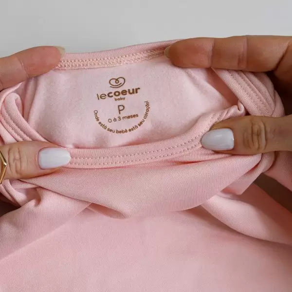 enxoval para bebê, lista de enxoval maternidade, dicas de maternidade, mamãe de primeira viagem, recém-nascido, puerpério, amamentação, dúvidas sobre maternidade, gravidez, parto, cesárea, parto natural, dicas para o sono do bebê, primeiros passos do bebê, macacão infantil, macacão bebê, malha 100% algodão, verão, primavera verão, baby, site confiável, peças infantis, moda infantil, roupa de criança, conjunto body manga curta infantil, unissex, Le Coeur, minimalista, roupas de bebê, roupas infantis, moda bebê, roupas para recém-nascido, loja de bebê online, conjuntos de bebê, roupa de bebê a preço acessível, roupas de bebê em promoção, roupas de bebê para o verão, conjuntos de roupas de bebê, roupas de bebê meia estação, roupa que cresce junto com o bebê, calça para bebê, macacão para bebê, camiseta bebê, roupas de bebê fáceis de trocar, body bebê, calça bebê, macacão com pezinho, saída de maternidade, roupa de bebê para sair da maternidade, roupa para neném, peças para neném maternidade, sapatinho de bebê, mantinha de bebê, roupa de bebê menino, roupa de bebê menina, touca para bebê, gorro para bebê, peças para aquecer o bebê, inverno, roupas de inverno para bebê, kit maternidade, enxoval bebê completo, kit body e calça bebê, kit saída de maternidade, kit roupas de recém-nascido, calça bebê suedine algodão, roupa de bebê confortável, enxoval bebê, roupas infantis, roupas para bebês preço, calça bebê, roupas personalizadas, roupas de maternidade, roupas de bebê confortáveis, calça de bebê unissex, ideias para mesversário, dicas de amamentação, quarto de bebê, decoração para quarto de bebê, malha leve e respirável, feito em algodão, confortável, maciez, moderna e estilosa, peças meia estação, enxoval completo para bebê, o que levar na mala da maternidade, lista enxoval maternidade atualizada, enxoval prático para recém-nascido, itens essenciais do enxoval, enxoval para mamãe e bebê, bolsa maternidade organizada, maternidade real, maternidade leve, maternidade na prática, dicas para mamães de primeira viagem, cuidados com o bebê recém-nascido, o que comprar antes do nascimento, roupinhas para maternidade, enxoval minimalista, enxoval sustentável para bebê, roupas fresquinhas para bebê, moda bebê verão, roupa leve para dias quentes, conjuntinho de verão bebê, roupas de bebê respiráveis, tecidos leves para o calor, roupas de bebê para meia-estação, looks de verão para bebê, conforto térmico para o bebê, roupa de bebê para clima quente, kit verão bebê, looks básicos de verão, roupas de bebê para passear, roupas de bebê para o dia a dia, roupas de bebê 100% algodão, algodão macio para bebê, roupas de bebê hipoalergênicas, tecidos naturais para bebê, roupas sem poliéster, malha respirável para bebê, roupas seguras para a pele do bebê, conforto e maciez para o bebê, roupas que não irritam a pele, roupas duráveis e confortáveis, roupas que acompanham o crescimento, qualidade premium infantil, roupas com toque suave, body de algodão para bebê, body manga curta bebê verão, calça bebê algodão, macacão leve para recém-nascido, conjunto bebê minimalista, roupas básicas para bebê, roupas neutras unissex, roupinhas para bebê menino e menina, kit body e calça bebê, kit roupas para recém-nascido, saída maternidade algodão, roupas práticas para trocar, roupas para o enxoval do bebê, roupas para dormir o bebê, pijaminha bebê, roupa para o bebê dormir confortável, amor em cada detalhe, feito com carinho para o bebê, cada fase com conforto, roupas para momentos especiais, estilo minimalista infantil, conforto que abraça, roupas que acompanham o crescimento, moda infantil afetiva, roupas pensadas para o dia a dia da mamãe.