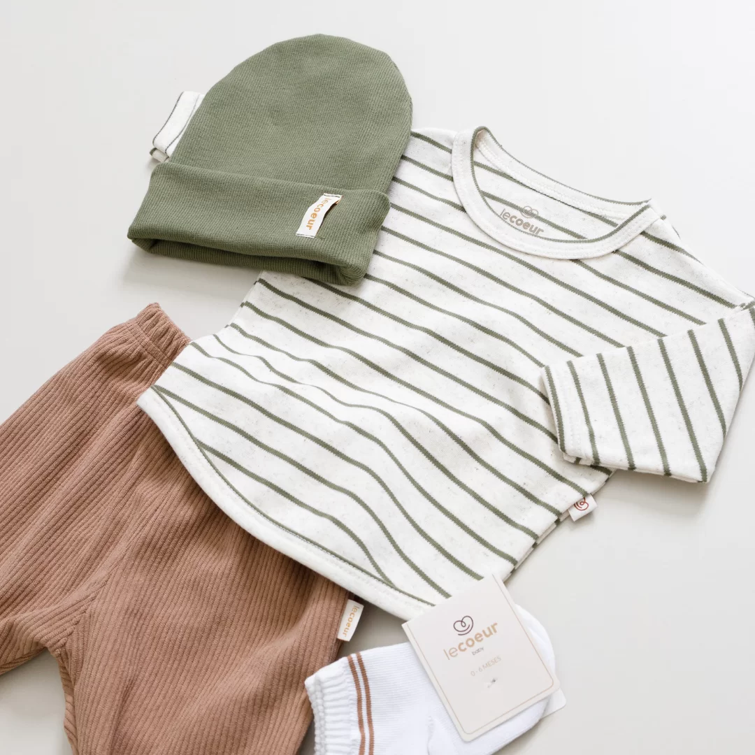 enxoval para bebê, lista de enxoval maternidade, dicas de maternidade, mamãe de primeira viagem, recém-nascido, puerpério, amamentação, dúvidas sobre maternidade, gravidez, parto, cesárea, parto natural, dicas para o sono do bebê, primeiros passos do bebê, macacão infantil, macacão bebê, malha 100% algodão, verão, primavera verão, baby, site confiável, peças infantis, moda infantil, roupa de criança, conjunto body manga curta infantil, unissex, Le Coeur, minimalista, roupas de bebê, roupas infantis, moda bebê, roupas para recém-nascido, loja de bebê online, conjuntos de bebê, roupa de bebê a preço acessível, roupas de bebê em promoção, roupas de bebê para o verão, conjuntos de roupas de bebê, roupas de bebê meia estação, roupa que cresce junto com o bebê, calça para bebê, macacão para bebê, camiseta bebê, roupas de bebê fáceis de trocar, body bebê, calça bebê, macacão com pezinho, saída de maternidade, roupa de bebê para sair da maternidade, roupa para neném, peças para neném maternidade, sapatinho de bebê, mantinha de bebê, roupa de bebê menino, roupa de bebê menina, touca para bebê, gorro para bebê, peças para aquecer o bebê, inverno, roupas de inverno para bebê, kit maternidade, enxoval bebê completo, kit body e calça bebê, kit saída de maternidade, kit roupas de recém-nascido, calça bebê suedine algodão, roupa de bebê confortável, enxoval bebê, roupas infantis, roupas para bebês preço, calça bebê, roupas personalizadas, roupas de maternidade, roupas de bebê confortáveis, calça de bebê unissex, ideias para mesversário, dicas de amamentação, quarto de bebê, decoração para quarto de bebê, malha leve e respirável, feito em algodão, confortável, maciez, moderna e estilosa, peças meia estação, enxoval completo para bebê, o que levar na mala da maternidade, lista enxoval maternidade atualizada, enxoval prático para recém-nascido, itens essenciais do enxoval, enxoval para mamãe e bebê, bolsa maternidade organizada, maternidade real, maternidade leve, maternidade na prática, dicas para mamães de primeira viagem, cuidados com o bebê recém-nascido, o que comprar antes do nascimento, roupinhas para maternidade, enxoval minimalista, enxoval sustentável para bebê, roupas fresquinhas para bebê, moda bebê verão, roupa leve para dias quentes, conjuntinho de verão bebê, roupas de bebê respiráveis, tecidos leves para o calor, roupas de bebê para meia-estação, looks de verão para bebê, conforto térmico para o bebê, roupa de bebê para clima quente, kit verão bebê, looks básicos de verão, roupas de bebê para passear, roupas de bebê para o dia a dia, roupas de bebê 100% algodão, algodão macio para bebê, roupas de bebê hipoalergênicas, tecidos naturais para bebê, roupas sem poliéster, malha respirável para bebê, roupas seguras para a pele do bebê, conforto e maciez para o bebê, roupas que não irritam a pele, roupas duráveis e confortáveis, roupas que acompanham o crescimento, qualidade premium infantil, roupas com toque suave, body de algodão para bebê, body manga curta bebê verão, calça bebê algodão, macacão leve para recém-nascido, conjunto bebê minimalista, roupas básicas para bebê, roupas neutras unissex, roupinhas para bebê menino e menina, kit body e calça bebê, kit roupas para recém-nascido, saída maternidade algodão, roupas práticas para trocar, roupas para o enxoval do bebê, roupas para dormir o bebê, pijaminha bebê, roupa para o bebê dormir confortável, amor em cada detalhe, feito com carinho para o bebê, cada fase com conforto, roupas para momentos especiais, estilo minimalista infantil, conforto que abraça, roupas que acompanham o crescimento, moda infantil afetiva, roupas pensadas para o dia a dia da mamãe.
