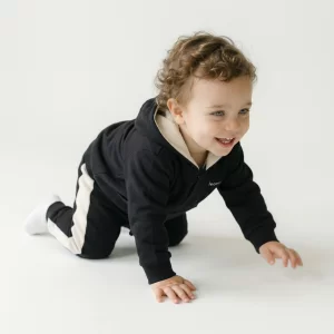 enxoval para bebê, lista de enxoval maternidade, dicas de maternidade, mamãe de primeira viagem, recém-nascido, puerpério, amamentação, dúvidas sobre maternidade, gravidez, parto, cesárea, parto natural, dicas para o sono do bebê, primeiros passos do bebê, macacão infantil, macacão bebê, malha 100% algodão, verão, primavera verão, baby, site confiável, peças infantis, moda infantil, roupa de criança, conjunto body manga curta infantil, unissex, Le Coeur, minimalista, roupas de bebê, roupas infantis, moda bebê, roupas para recém-nascido, loja de bebê online, conjuntos de bebê, roupa de bebê a preço acessível, roupas de bebê em promoção, roupas de bebê para o verão, conjuntos de roupas de bebê, roupas de bebê meia estação, roupa que cresce junto com o bebê, calça para bebê, macacão para bebê, camiseta bebê, roupas de bebê fáceis de trocar, body bebê, calça bebê, macacão com pezinho, saída de maternidade, roupa de bebê para sair da maternidade, roupa para neném, peças para neném maternidade, sapatinho de bebê, mantinha de bebê, roupa de bebê menino, roupa de bebê menina, touca para bebê, gorro para bebê, peças para aquecer o bebê, inverno, roupas de inverno para bebê, kit maternidade, enxoval bebê completo, kit body e calça bebê, kit saída de maternidade, kit roupas de recém-nascido, calça bebê suedine algodão, roupa de bebê confortável, enxoval bebê, roupas infantis, roupas para bebês preço, calça bebê, roupas personalizadas, roupas de maternidade, roupas de bebê confortáveis, calça de bebê unissex, ideias para mesversário, dicas de amamentação, quarto de bebê, decoração para quarto de bebê, malha leve e respirável, feito em algodão, confortável, maciez, moderna e estilosa, peças meia estação, enxoval completo para bebê, o que levar na mala da maternidade, lista enxoval maternidade atualizada, enxoval prático para recém-nascido, itens essenciais do enxoval, enxoval para mamãe e bebê, bolsa maternidade organizada, maternidade real, maternidade leve, maternidade na prática, dicas para mamães de primeira viagem, cuidados com o bebê recém-nascido, o que comprar antes do nascimento, roupinhas para maternidade, enxoval minimalista, enxoval sustentável para bebê, roupas fresquinhas para bebê, moda bebê verão, roupa leve para dias quentes, conjuntinho de verão bebê, roupas de bebê respiráveis, tecidos leves para o calor, roupas de bebê para meia-estação, looks de verão para bebê, conforto térmico para o bebê, roupa de bebê para clima quente, kit verão bebê, looks básicos de verão, roupas de bebê para passear, roupas de bebê para o dia a dia, roupas de bebê 100% algodão, algodão macio para bebê, roupas de bebê hipoalergênicas, tecidos naturais para bebê, roupas sem poliéster, malha respirável para bebê, roupas seguras para a pele do bebê, conforto e maciez para o bebê, roupas que não irritam a pele, roupas duráveis e confortáveis, roupas que acompanham o crescimento, qualidade premium infantil, roupas com toque suave, body de algodão para bebê, body manga curta bebê verão, calça bebê algodão, macacão leve para recém-nascido, conjunto bebê minimalista, roupas básicas para bebê, roupas neutras unissex, roupinhas para bebê menino e menina, kit body e calça bebê, kit roupas para recém-nascido, saída maternidade algodão, roupas práticas para trocar, roupas para o enxoval do bebê, roupas para dormir o bebê, pijaminha bebê, roupa para o bebê dormir confortável, amor em cada detalhe, feito com carinho para o bebê, cada fase com conforto, roupas para momentos especiais, estilo minimalista infantil, conforto que abraça, roupas que acompanham o crescimento, moda infantil afetiva, roupas pensadas para o dia a dia da mamãe.