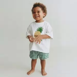 Conjunto Infantil Camiseta Abacaxi e Shorts Xadrez